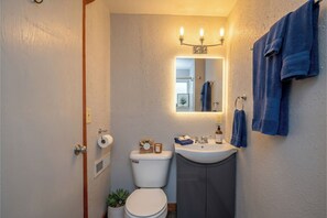 Free toiletries, hair dryer, towels - KJ's Inn and Suites By OYO Gettysburg U.S. Hwy 212 (Gettysburg)