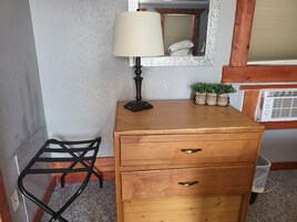 Escritorio, tabla de planchar con plancha, wifi gratis y ropa de cama 