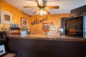 Reception - KJ's Inn and Suites By OYO Gettysburg U.S. Hwy 212 (Gettysburg)