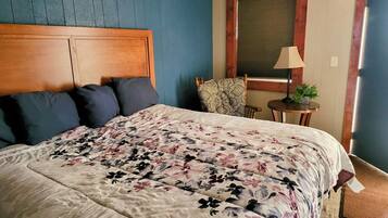 Escritorio, tabla de planchar con plancha, wifi gratis y ropa de cama