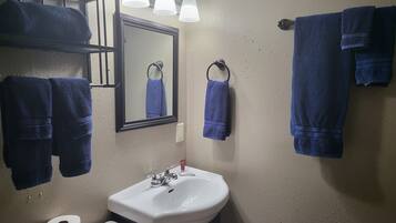 Gratis toiletartikelen, een haardroger, handdoeken