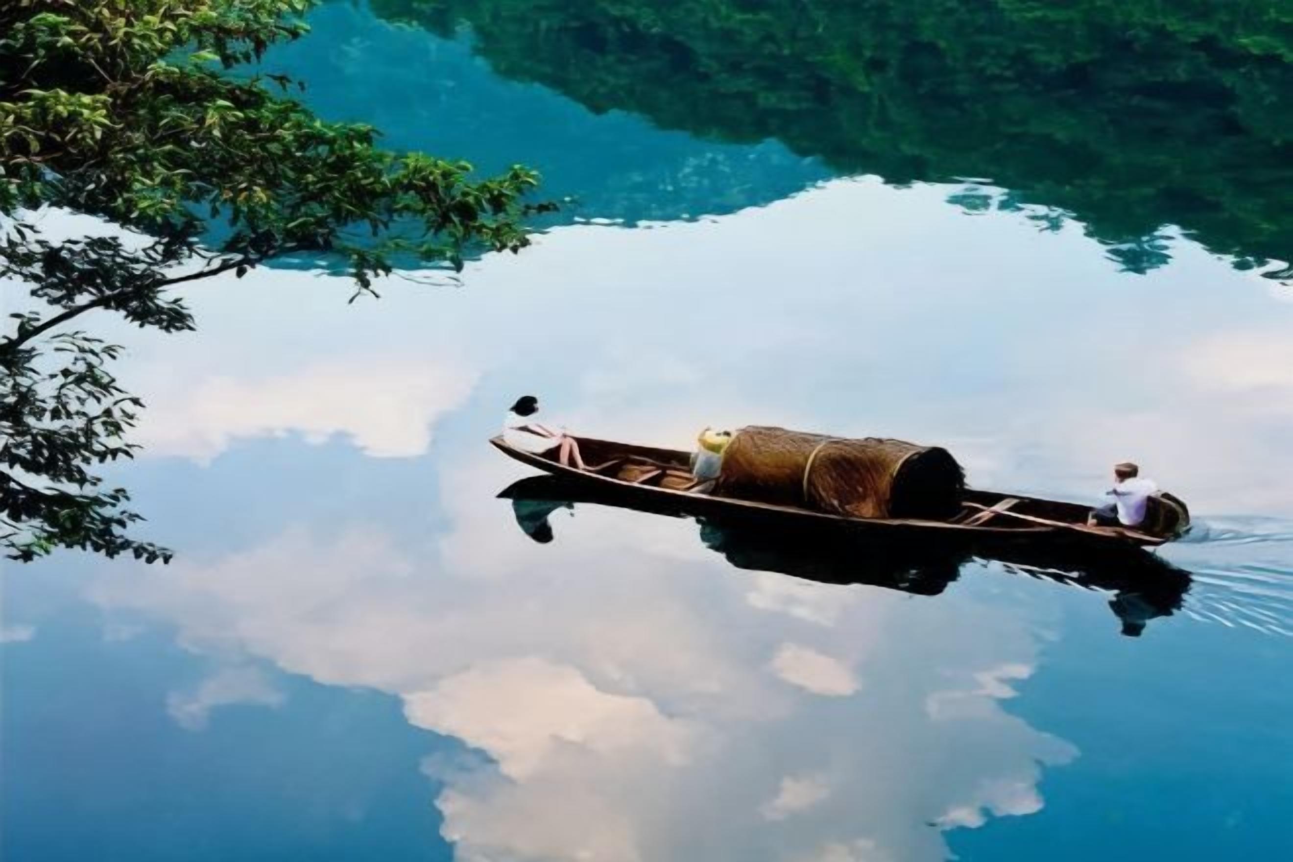 Rustig water met een boot waarop iemand en een cilindervormig voorwerp zitten.