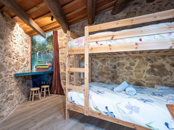 2 chambres, fer et planche Ă repasser, accĂšs Ă Internet, literie fournie