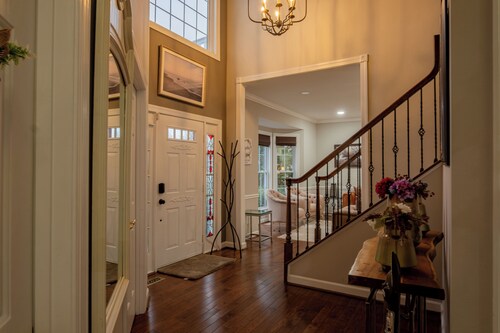 Spacious 5-bedroom farmhouse in peaceful Nokesville with Pool