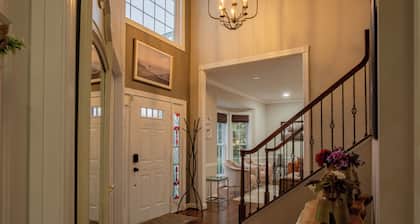 Spacious 5-bedroom farmhouse in peaceful Nokesville with Pool