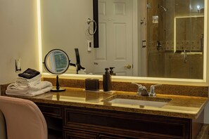 Douche, baignoire à jets, sèche-cheveux, bidet