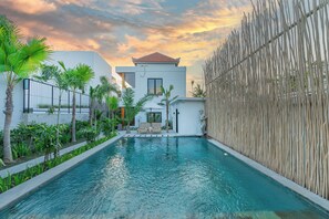 Hồ bơi ngoài trời