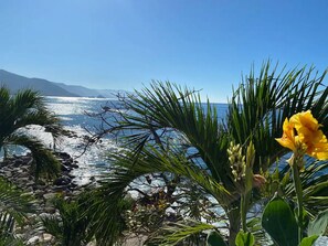 Sulla spiaggia, lettini da mare, teli da spiaggia