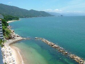 Na praia, espreguiçadeiras, toalhas de praia 