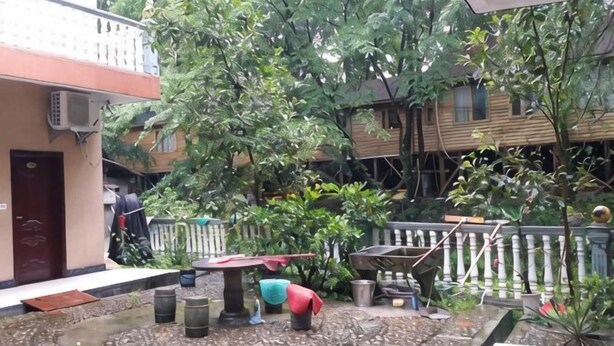 A courtyard with a small table, chairs, and a potted plant. - Longhushan Fengshanxige Homestay (Guixi)