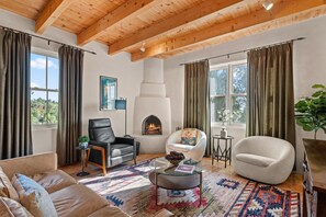 Smart-TV, peis og bøker