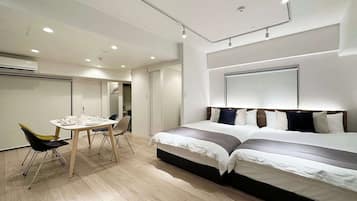 Tabla de planchar con plancha, wifi y ropa de cama