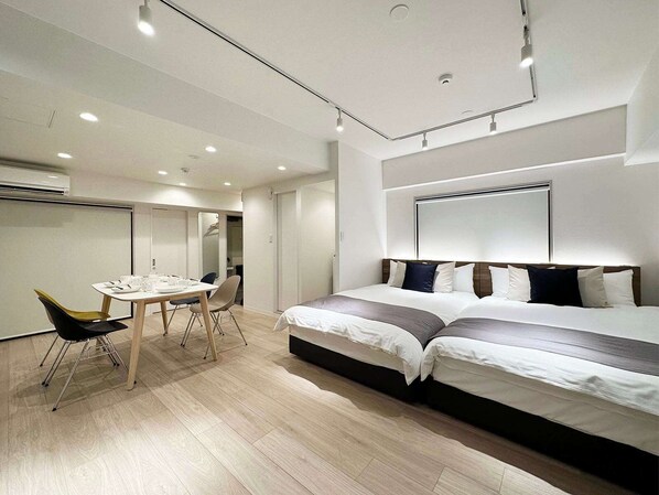 Tabla de planchar con plancha, wifi y ropa de cama