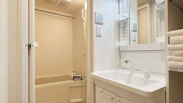 Regadera, secadora de cabello, toallas