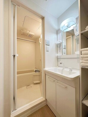 Regadera, secadora de cabello, toallas