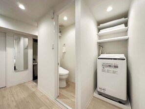 Douche, sèche-cheveux, serviettes fournies