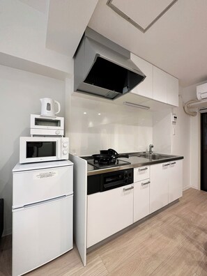 Fridge, microwave, stovetop, cookware/dishes/utensils