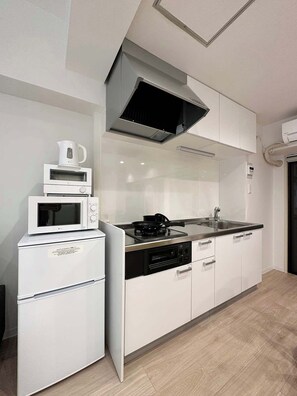 Fridge, microwave, stovetop, cookware/dishes/utensils