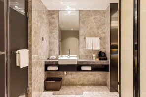 A modern bathroom with a large mirror, a sink, and a towel rack. - Yue Hotel (Fuzhou)