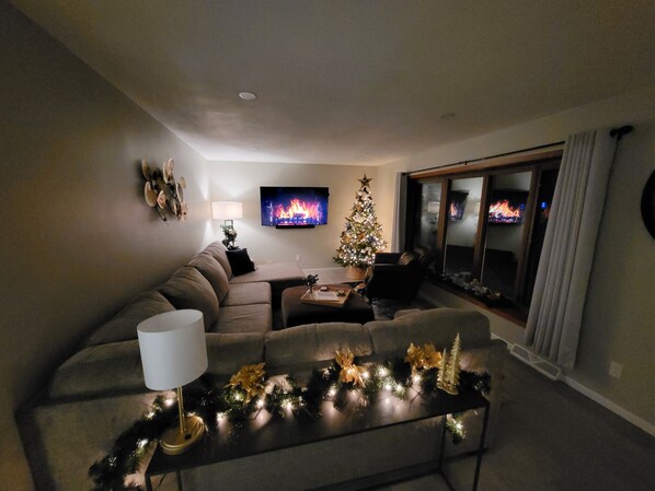 Smart-tv, een dvd-speler, boeken en een computerscherm