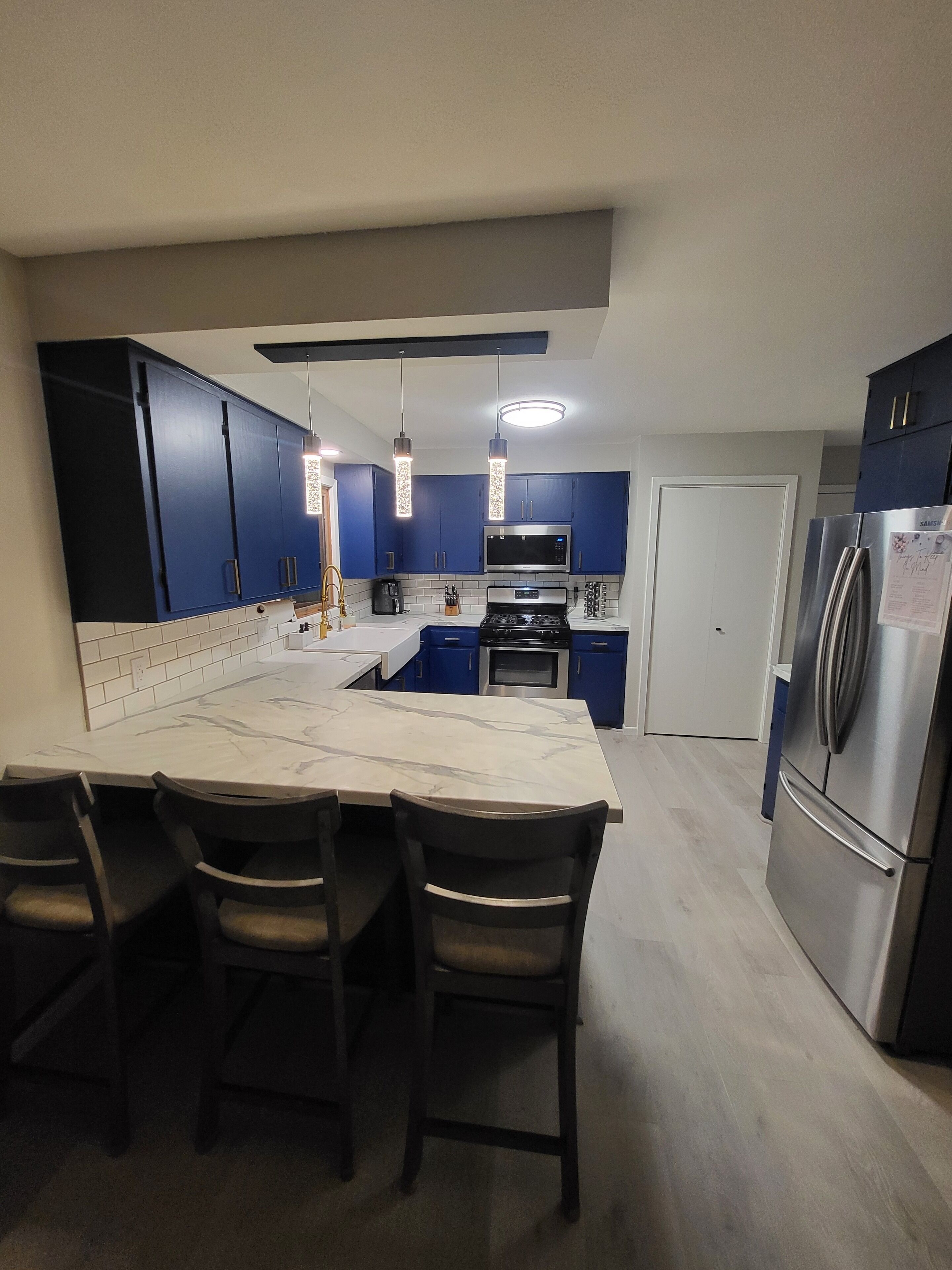 Jääkaappi, mikroaaltouuni, uuni, liesi