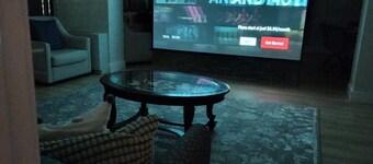 Charming Penthouse of 2-bedroom apartment in Towson with AC, fitness room, WiFi