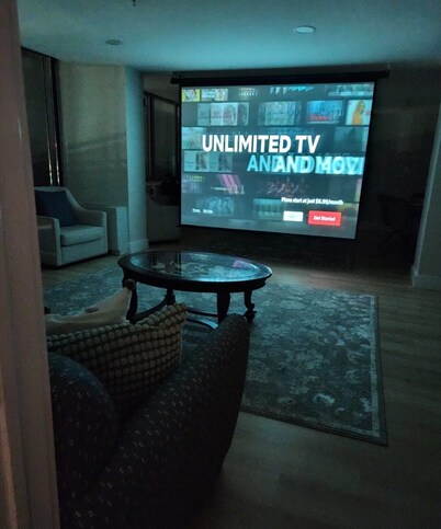 Charming Penthouse of 2-bedroom apartment in Towson with AC, fitness room, WiFi