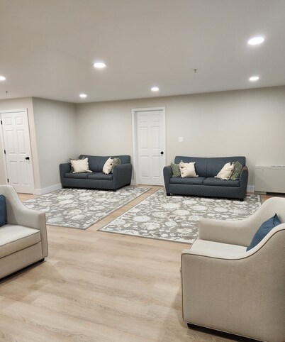 Charming Penthouse of 2-bedroom apartment in Towson with AC, fitness room, WiFi