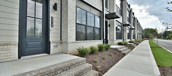 Rooftop w/ River Views - 9 min Neyland