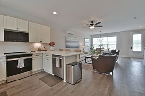 ثلاجة، ميكروويف، فرن، موقد طهي مسطح