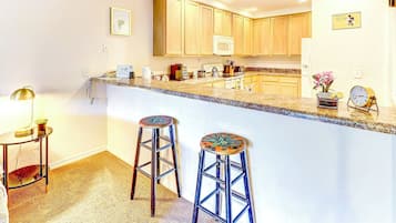 Kylskåp, mikrovågsugn, ugn och spishäll