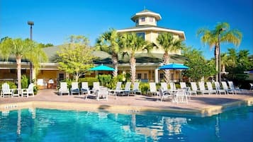 Utomhuspool och uppvärmd pool