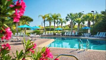 Una piscina al aire libre, una piscina climatizada