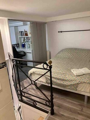 1 soverom, strykejern/-brett og sengetøy