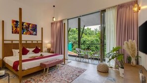 Une chambre avec un grand lit, un tableau, un balcon avec des chaises et une télévision.
