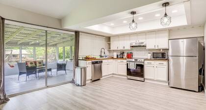18 Mi to Dtwn Atlanta: Pet-Friendly Home w/ Yard!