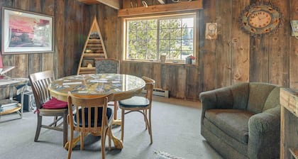 Rustic Home w/ Deck & Grills on Williamson River!