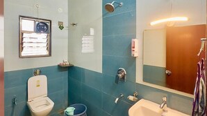 Un bagno con un WC, un bidet, un lavandino e una doccia.