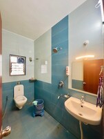 Deluxe Room | Bathroom | Towels, soap, shampoo