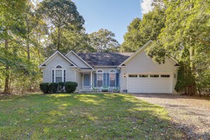 Exterior - Dog-Friendly Family Retreat Near Chincoteague Bay! (Greenbackville)