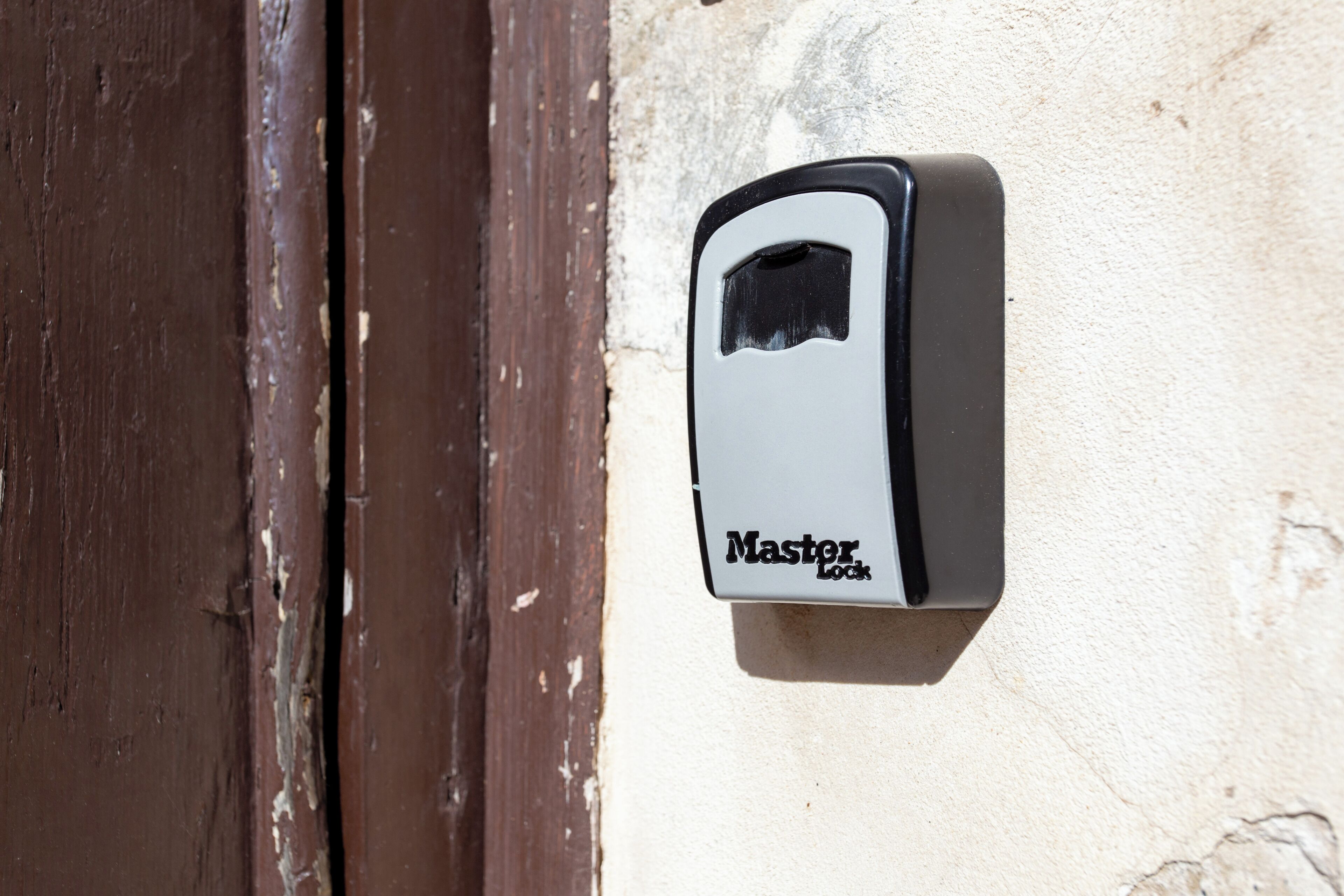 Una puerta con un dispositivo de seguridad 'Master Lock' instalado en la pared.