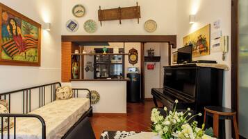 Standard-Haus, Stadtblick | Wohnbereich | Flachbildfernseher