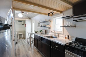Refrigerador, microondas, horno y cafetera y tetera