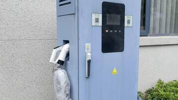 Caixa de contador com um código QR, etiqueta de advertência e um interruptor manual.