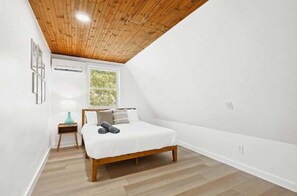 2 soverom, skrivebord, strykejern/-brett og wi-fi