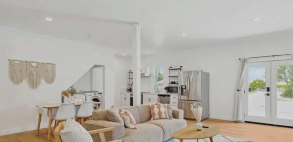 Una televisión, una oficina