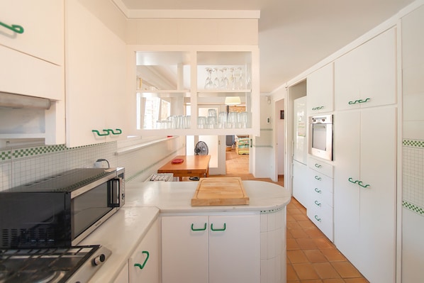 Kühlschrank, Mikrowelle, Ofen, Geschirrspüler