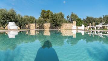 Piscina stagionale all'aperto, una piscina riscaldata