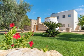Exterior - Trullo Meraviglia With Garden And Pool (Castrignano de' Greci)