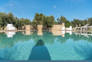 En säsongsöppen utomhuspool och uppvärmd pool